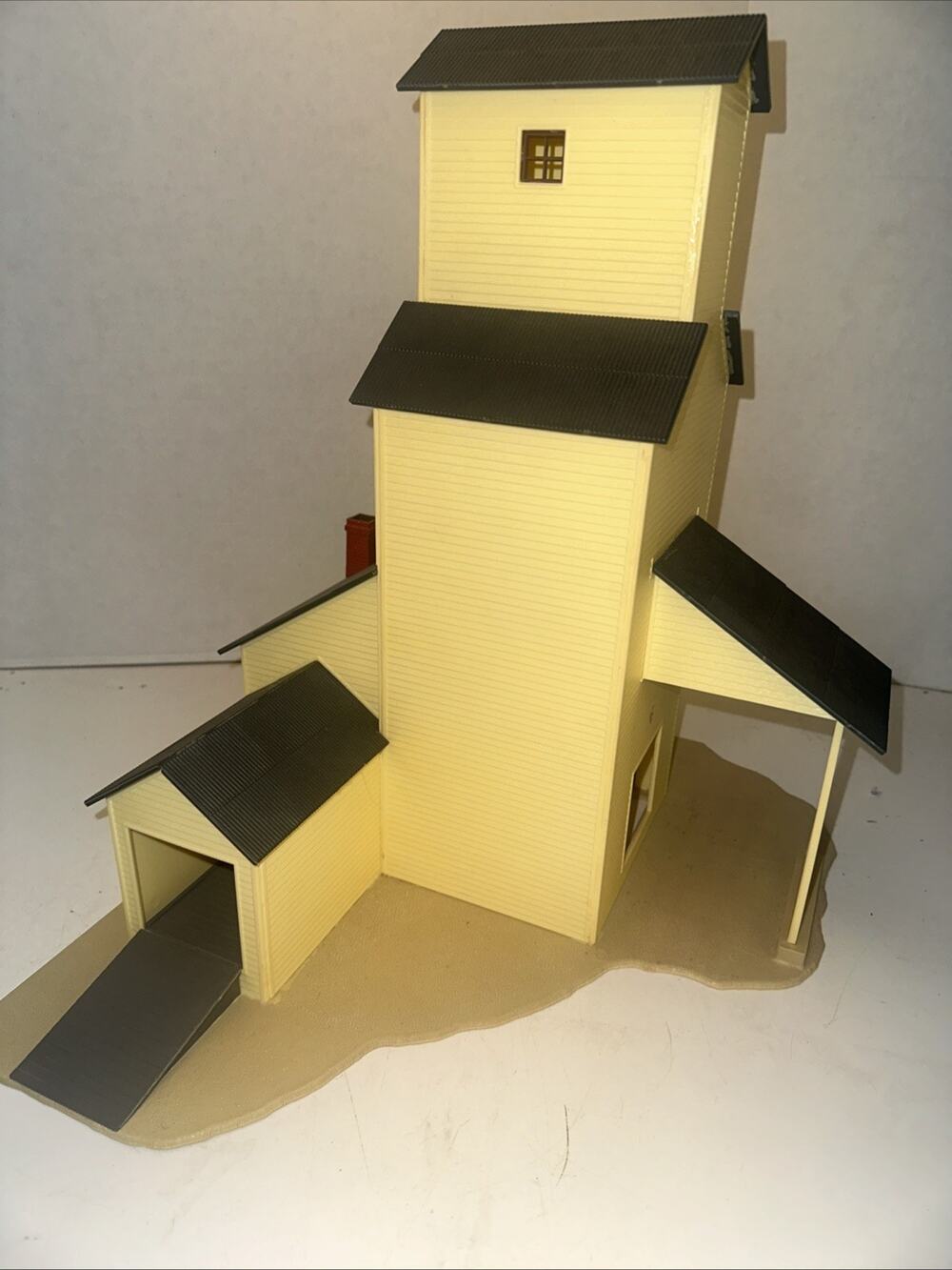 Lionel 6-12726 Olsen Feeds Grain Elevator O Gauge Built Lighted Building Display